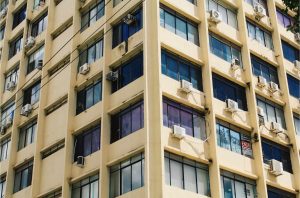 ¿puede la Comunidad de Propietarios prohibir la instalación de un aire acondicionado en la fachada?